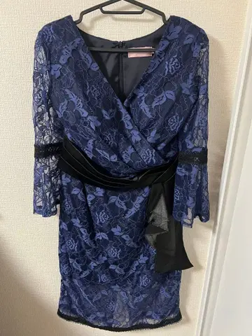 Sobre 네이비 레이스 랩 드레스