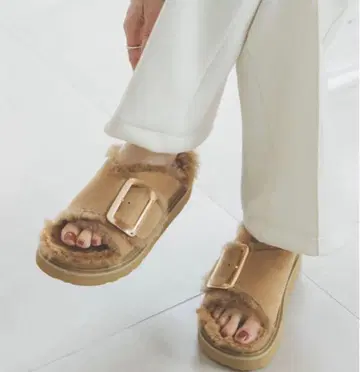 MOHI 버클 퍼 샌들 Noble