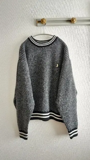 클래식 엘프 블랙과 화이트의 트위드 니트 스웨터