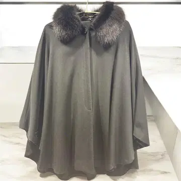 퍼 카라 부착 블랙 캐시미어 케이프 코트