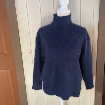 모헤어 혼방 다크 네이비 터틀넥 스웨터