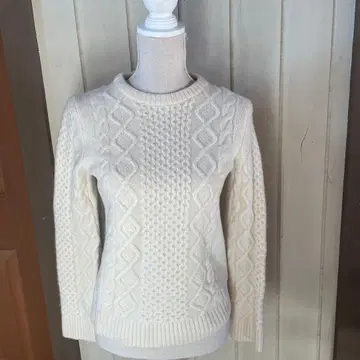 아이보리 케이블 니트 스웨터 긴팔