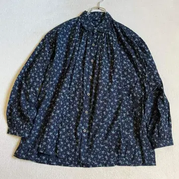 [컨디션 최상] 45R 태핏모리꽃 프린트의 주름 블라우스 인디고