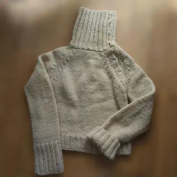 크림색 터틀넥 니트