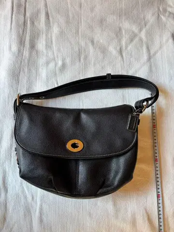 블랙 가죽 숄더백 플랩식