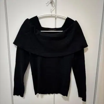 SWINGLE 셀렉 모티브 브로치 부착 오프숄더 라메 니트 풀오버