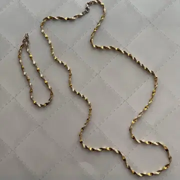 골드와 실버 트위스트 디자인의 목걸이와 팔찌 세트