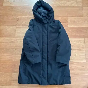 후드 부착 블랙 다운 자켓