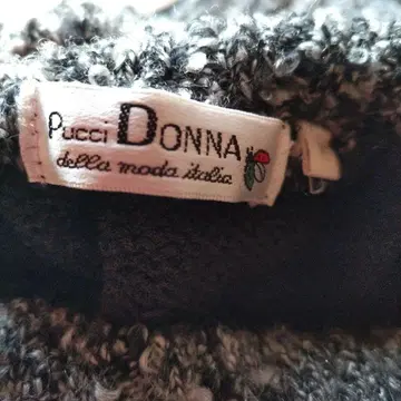 Pucci DONNA 버튼 하이넥 니트