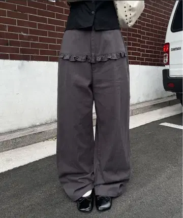 UNE MANSION 프론트 프릴 포인트 로우라이즈 와이드 실루엣 팬츠