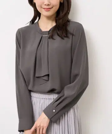 로페피크닉 보타이 포함 그레이 긴팔 블라우스