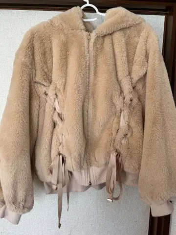 ROJITA 후드 부착 베이지 보아 자켓