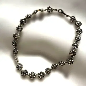 빈티지 초커 실버색 플라워 모티브