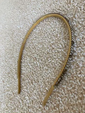 acca 비쥬가 달린 베이지 머리띠