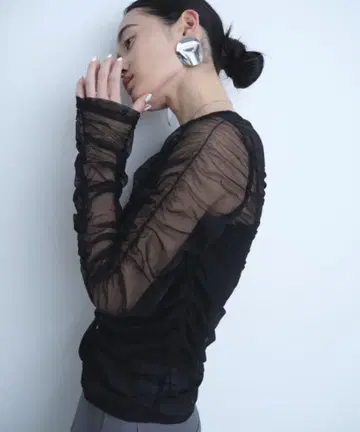 [25 출시/완판 색상] AIC. 흐릿한 도트 튤 개더 상의 블랙