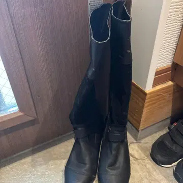 블랙 롱 부츠 버클 포함