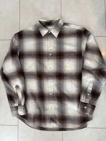 브라운과 화이트 체크 무늬 플란넬 셔츠 M 사이즈