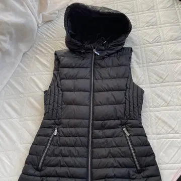 ZARA 블랙 후드 부착 다운 베스트