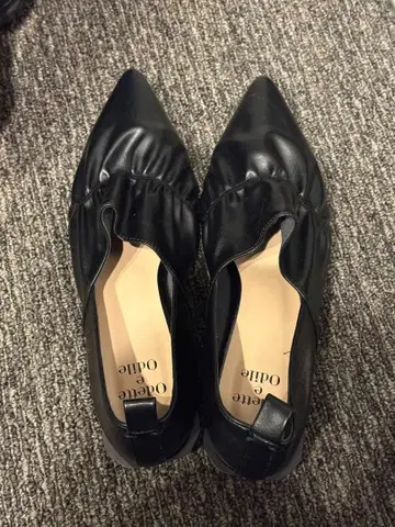 오데트 에 오딜 펌프스 블랙