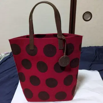 빨간색과 브라운 도트 핸드백