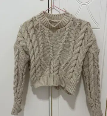 베이지 케이블 니트 크롭 스웨터