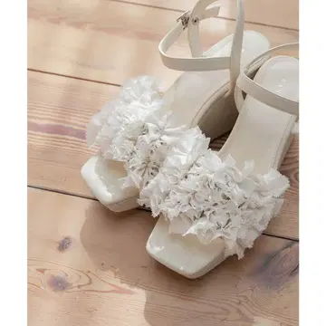 RANDA 볼륨 프릴 웨지 샌들 아이보리