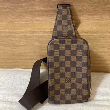 다미에 바디백 다크 브라운 체크 무늬