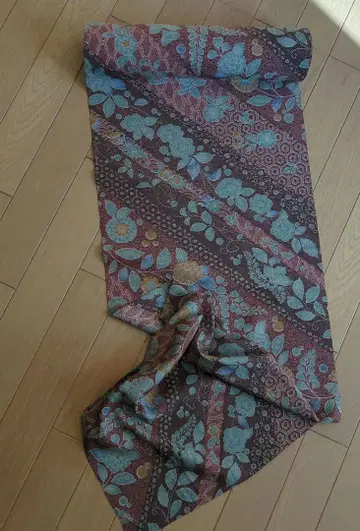 옷감 착척 브라운과 파랑 꽃무늬