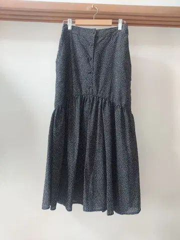 플레어 롱 스커트 흑백 도트 패턴