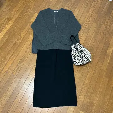 그레이 V넥과 블랙 타이트 스커트 셋업