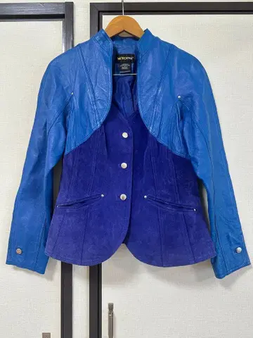 구제 의류 가게에서 구매한 청보라색 가죽 자켓