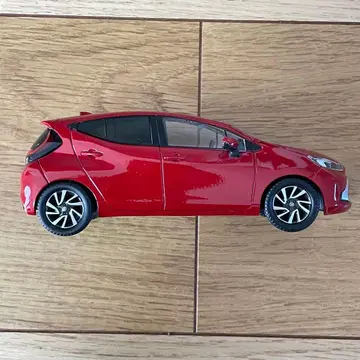 TOYOTA AQUA 빨간색