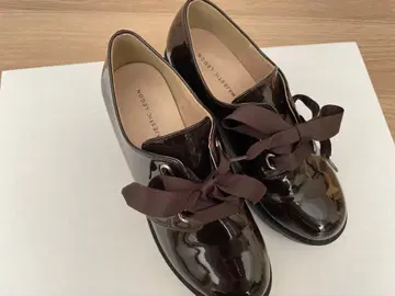 다크 브라운 에나멜 리본 포함 하이힐