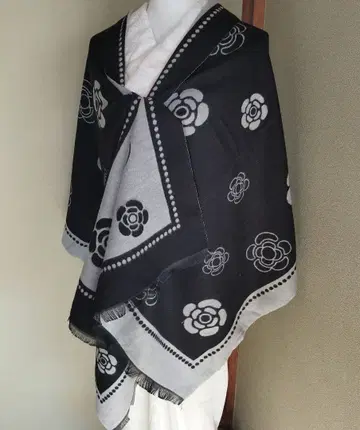 대형 카멜리아 무늬 숄