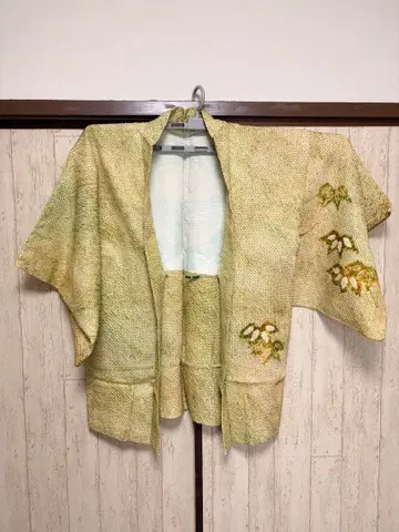 기모노 겉옷 옅은 그린 컬러와 골드 컬러의 겉옷