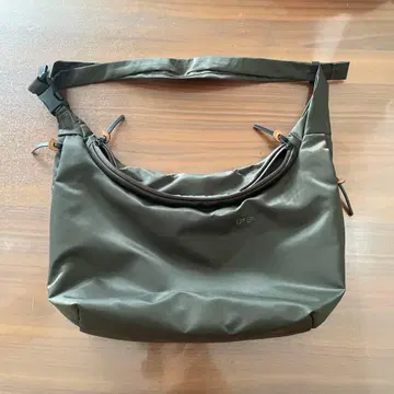 DsBK 다크 그린 숄더백