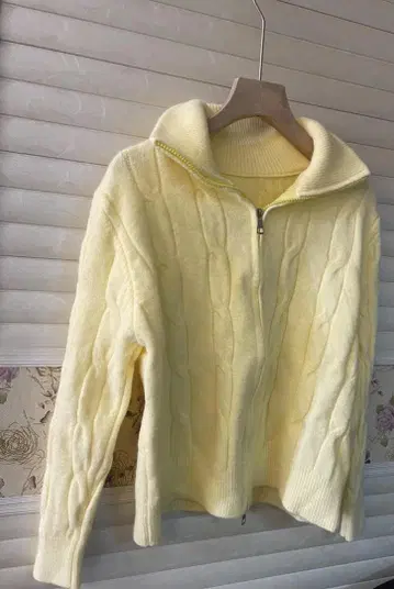 연한 옐로우 컬러 집업 니트 스웨터