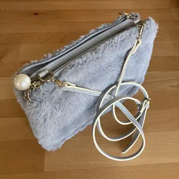 퍼 그레이 숄더백