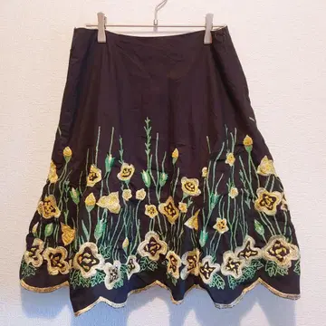 BASIL & MAUDE 꽃무늬 자수 플레어 스커트 블랙 한정판