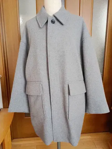 그레이 버튼 달린 코트