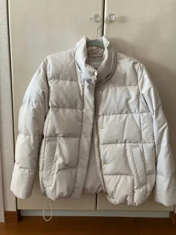 화이트 후드 부착 다운 자켓