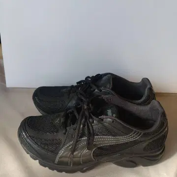 Puma 블랙 스니커즈
