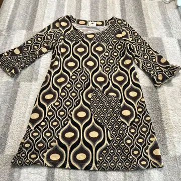 Bou Jeloud 파도 무늬 무릎 기장 원피스