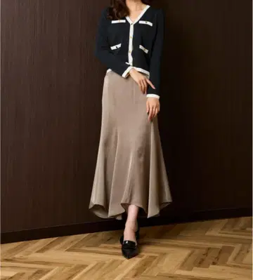 비대칭 밑단 새틴 스커트