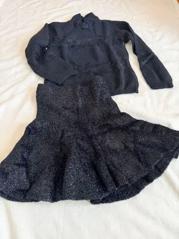 엠포리오 아르마니 블랙 라메 스웨터와 라메 플레어 스커트 세트