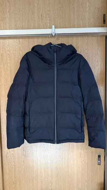 유니클로 심리스 다운 자켓 블랙 M 사이즈