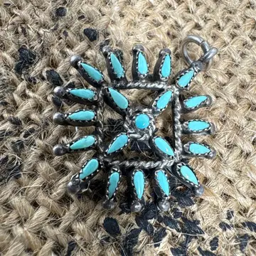 주니 탑 브로치 니들 포인트 인디언