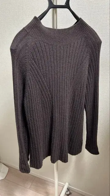 Ray beams 리본 포함 다크 브라운 리브 니트