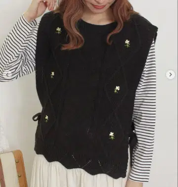 사만사 모스모스 꽃 자수 겨드랑이 리본 베스트