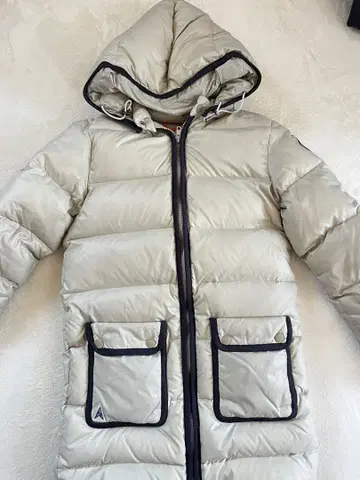아이보리 후드 부착 다운 자켓